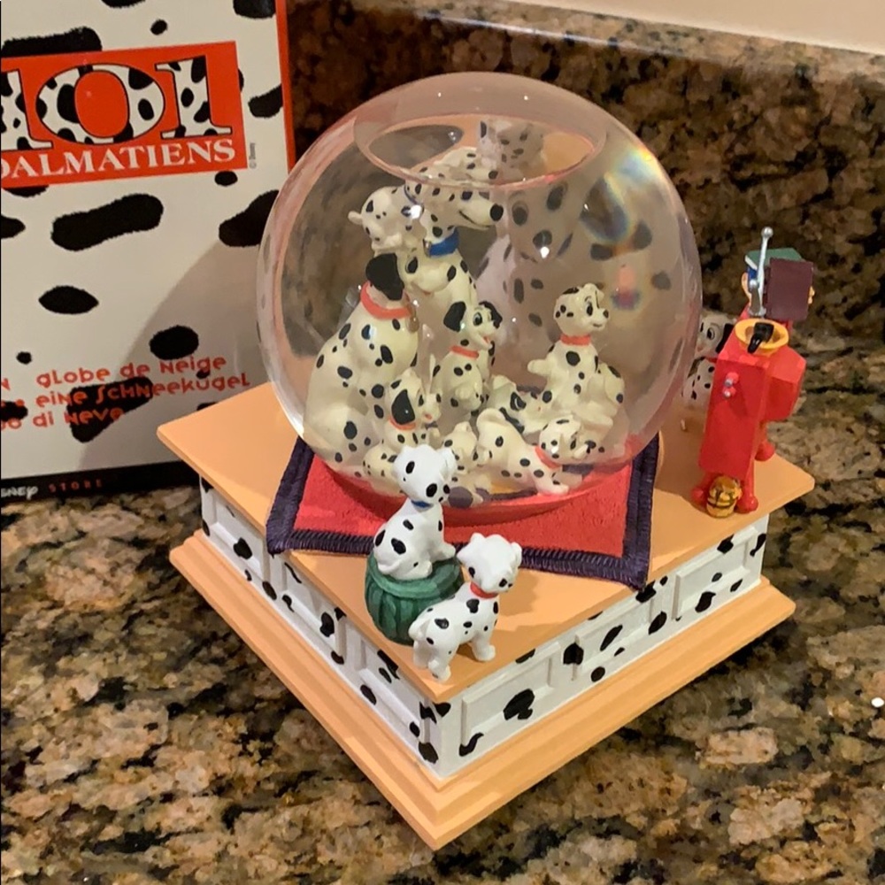 Disney 101 Dalmatians snow globe